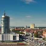 Отель Hilton Garden West