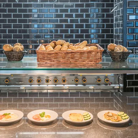 Отель Hilton Garden West