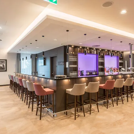 Отель Hilton Garden West 4*