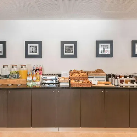 Hilton Garden West Hotell 4*