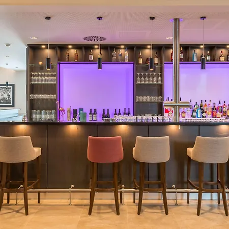 Hilton Garden West Hotel 4*