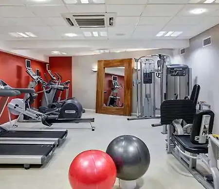 Hilton Garden West מלון 4*
