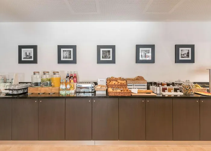 Hilton Garden West מלון 4*